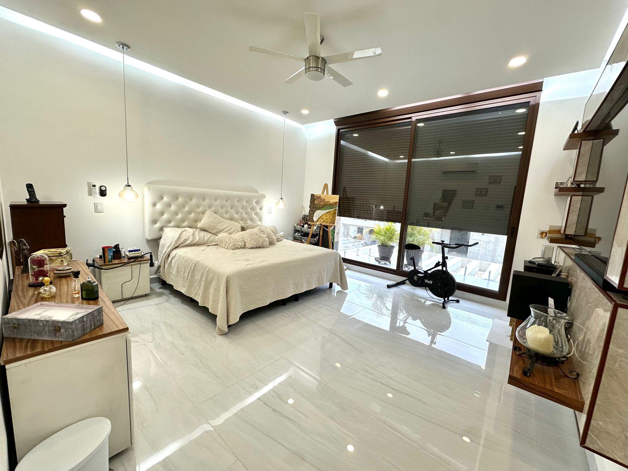 Casa Moderna en Venta en Vía Cumbres Cancún – 5 Recámaras, Alberca Privada y Roof Garden