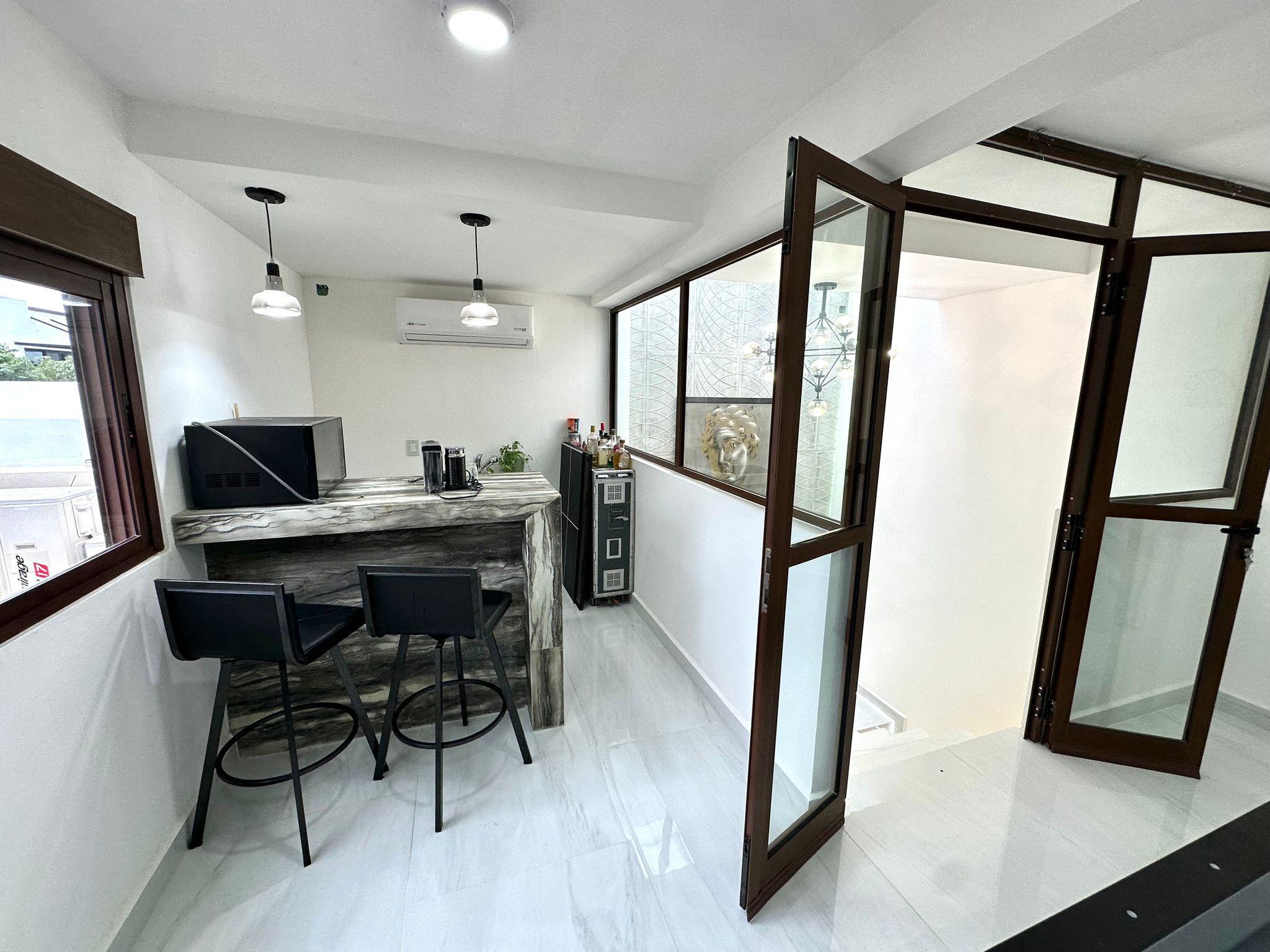 Casa Moderna en Venta en Vía Cumbres Cancún – 5 Recámaras, Alberca Privada y Roof Garden