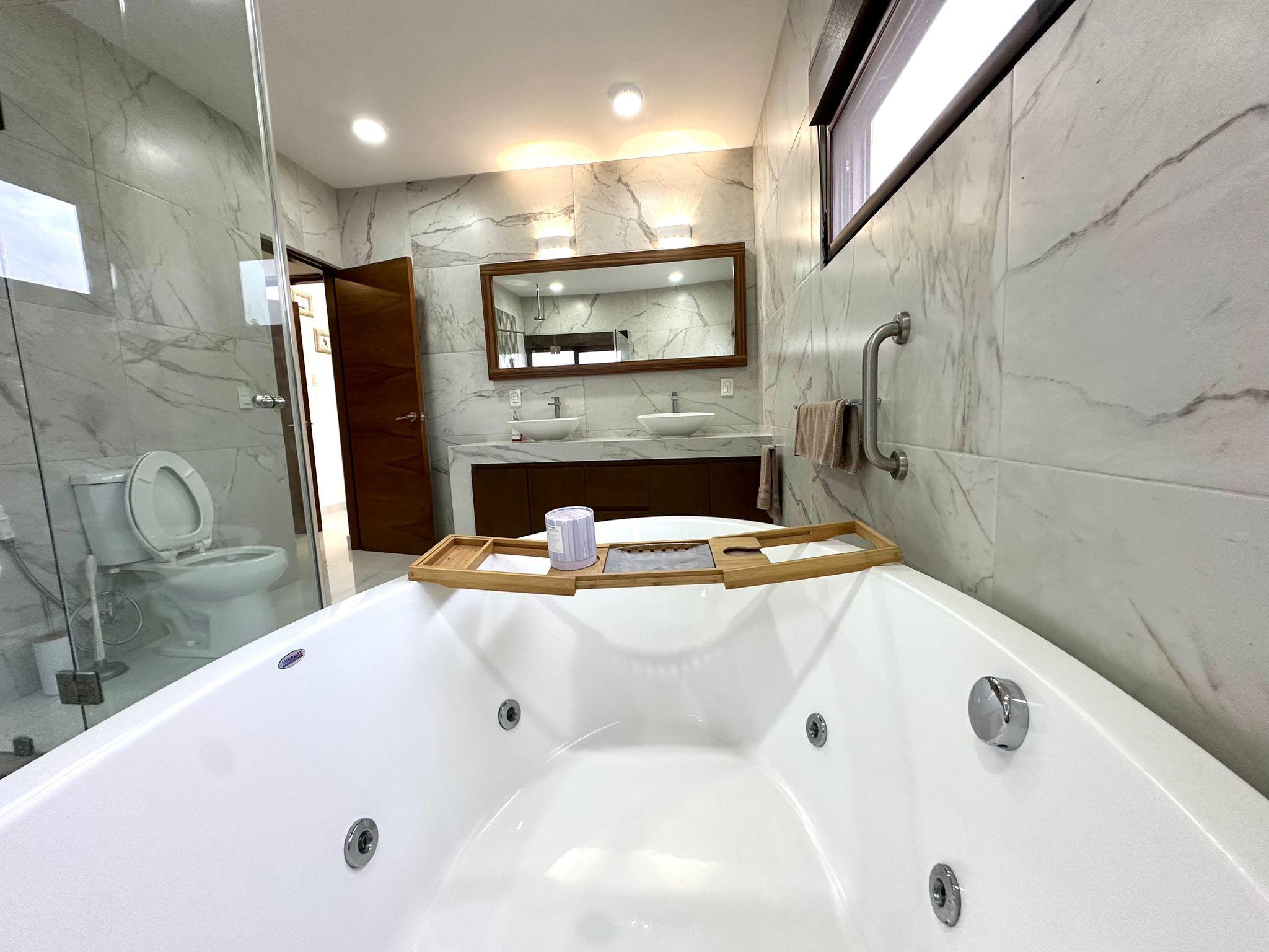 Casa Moderna en Venta en Vía Cumbres Cancún – 5 Recámaras, Alberca Privada y Roof Garden
