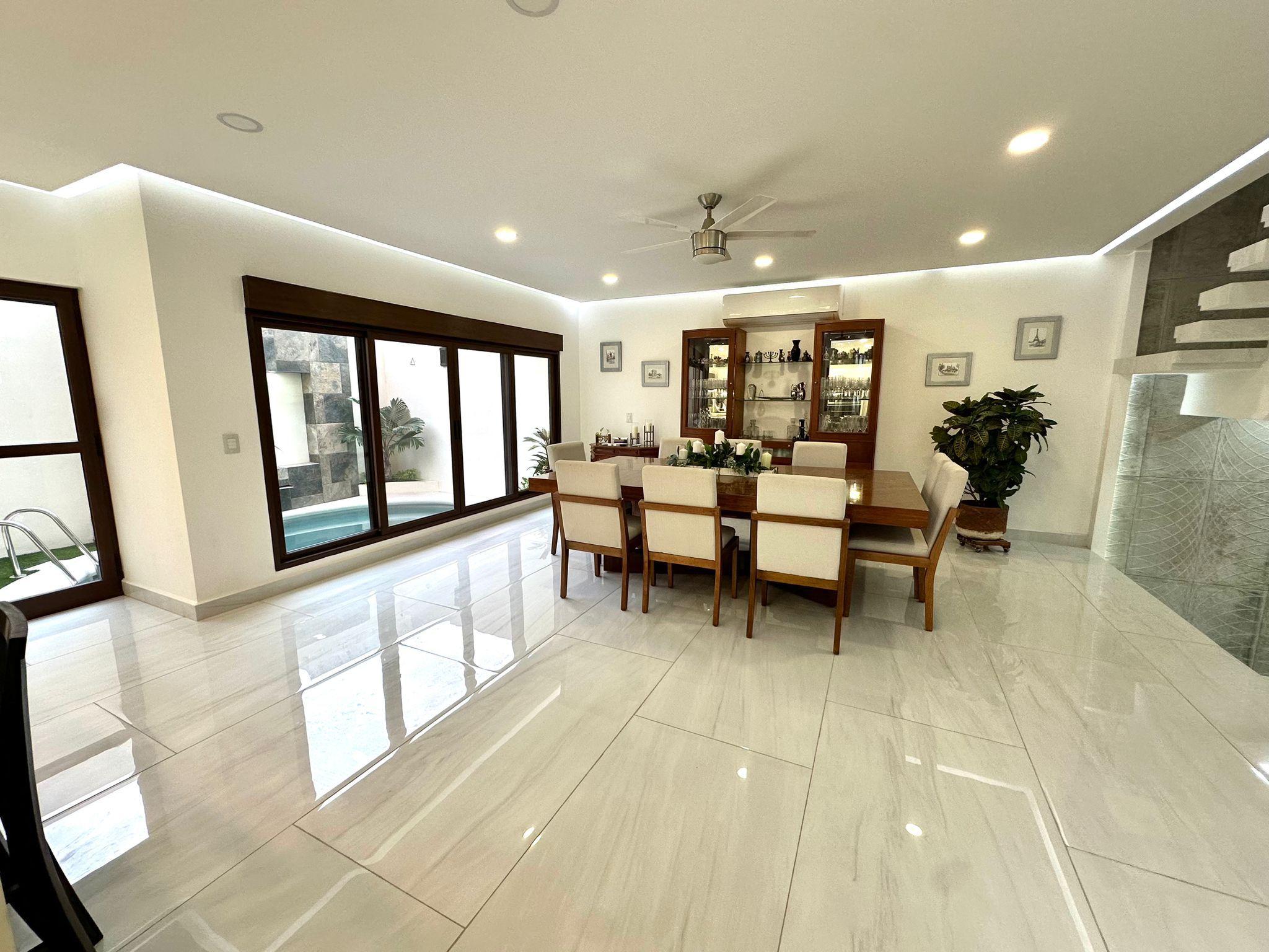 Casa Moderna en Venta en Vía Cumbres Cancún – 5 Recámaras, Alberca Privada y Roof Garden