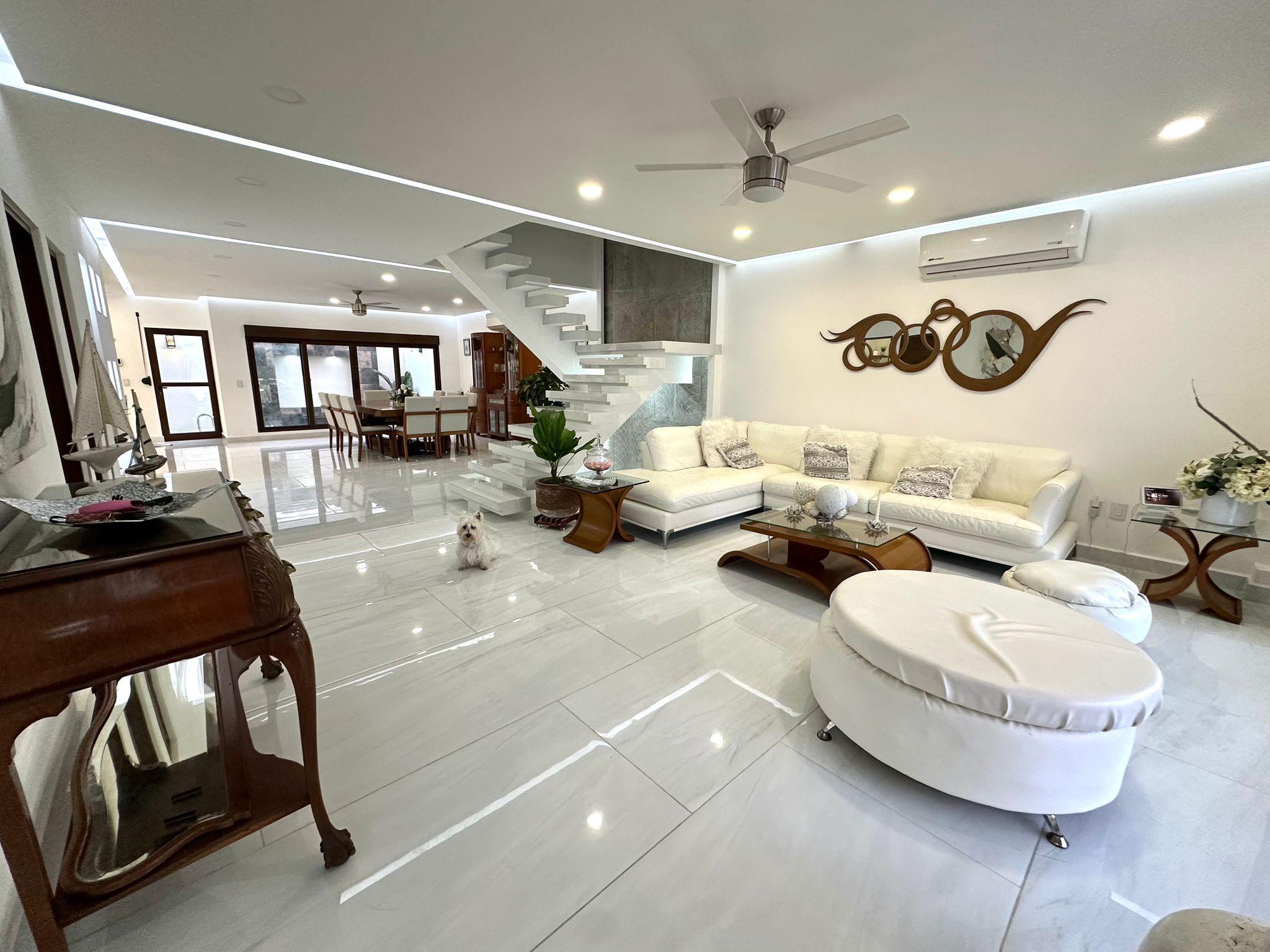 Casa Moderna en Venta en Vía Cumbres Cancún – 5 Recámaras, Alberca Privada y Roof Garden