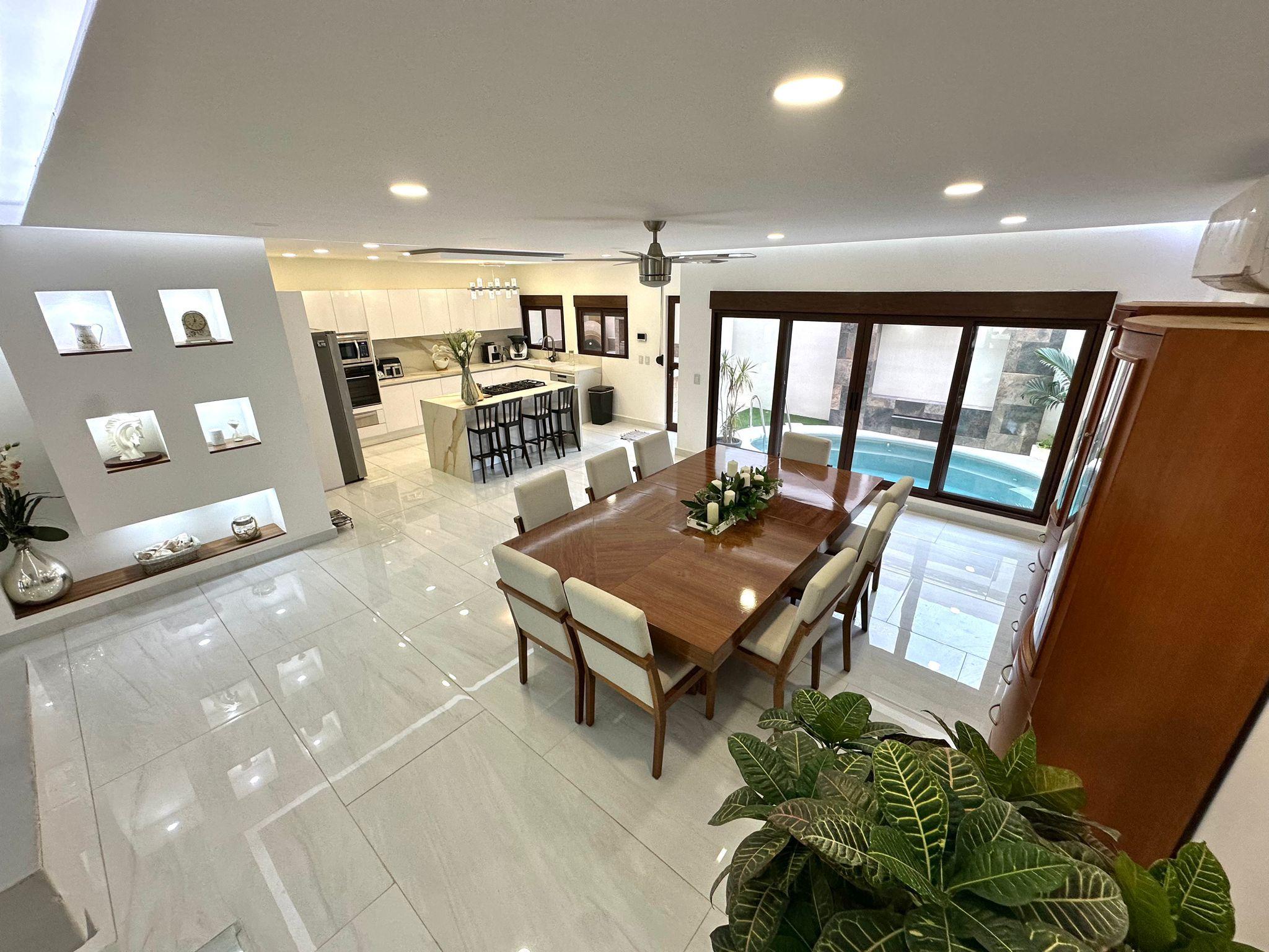 Casa Moderna en Venta en Vía Cumbres Cancún – 5 Recámaras, Alberca Privada y Roof Garden