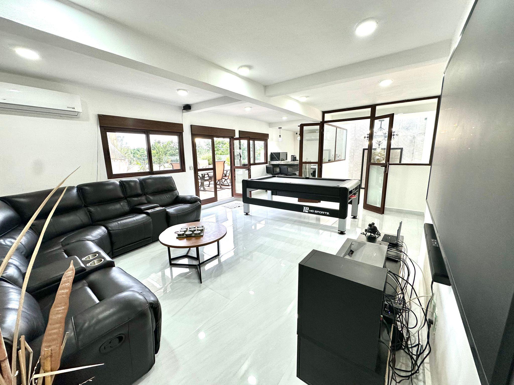 Casa Moderna en Venta en Vía Cumbres Cancún – 5 Recámaras, Alberca Privada y Roof Garden