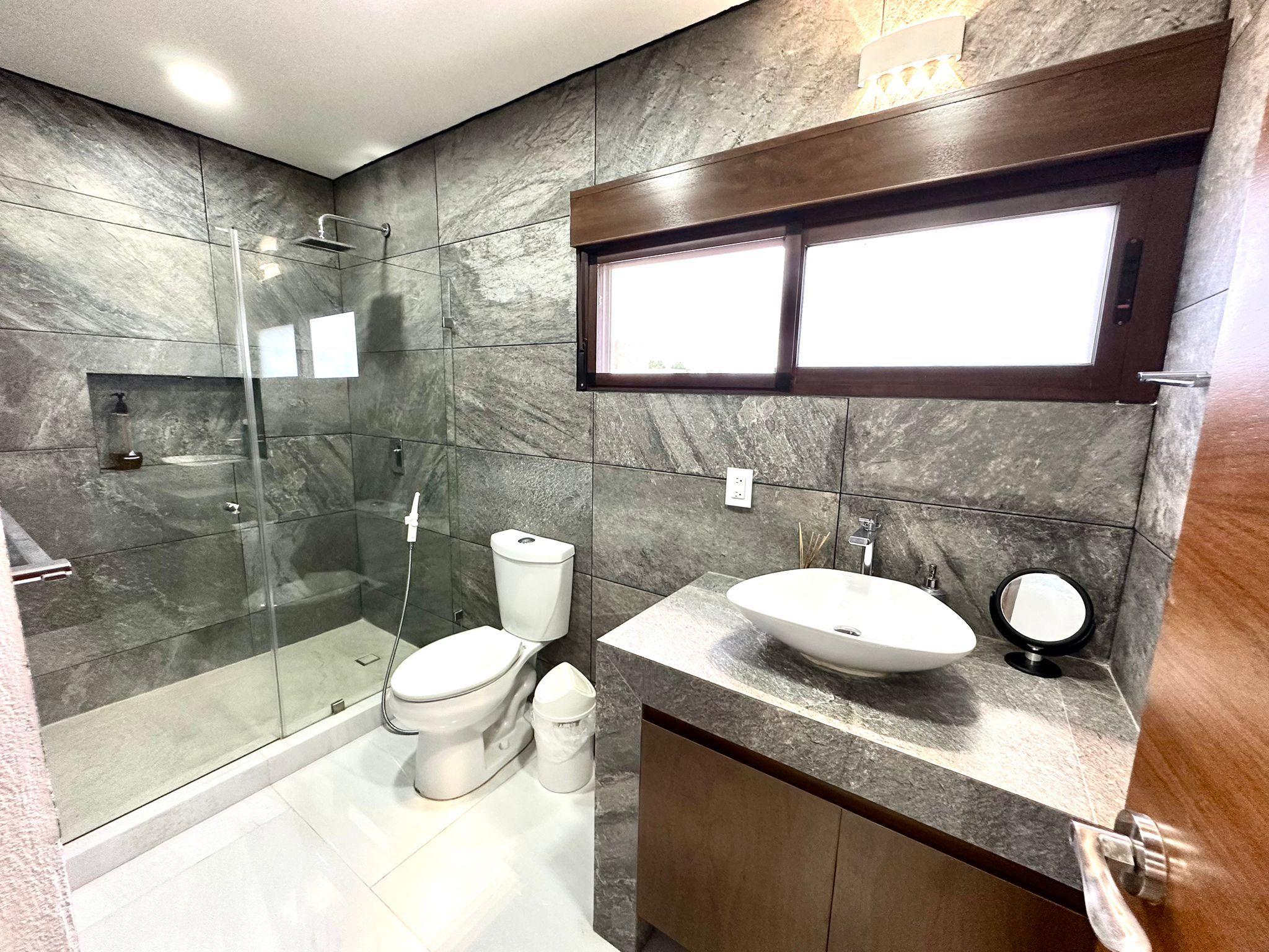 Casa Moderna en Venta en Vía Cumbres Cancún – 5 Recámaras, Alberca Privada y Roof Garden