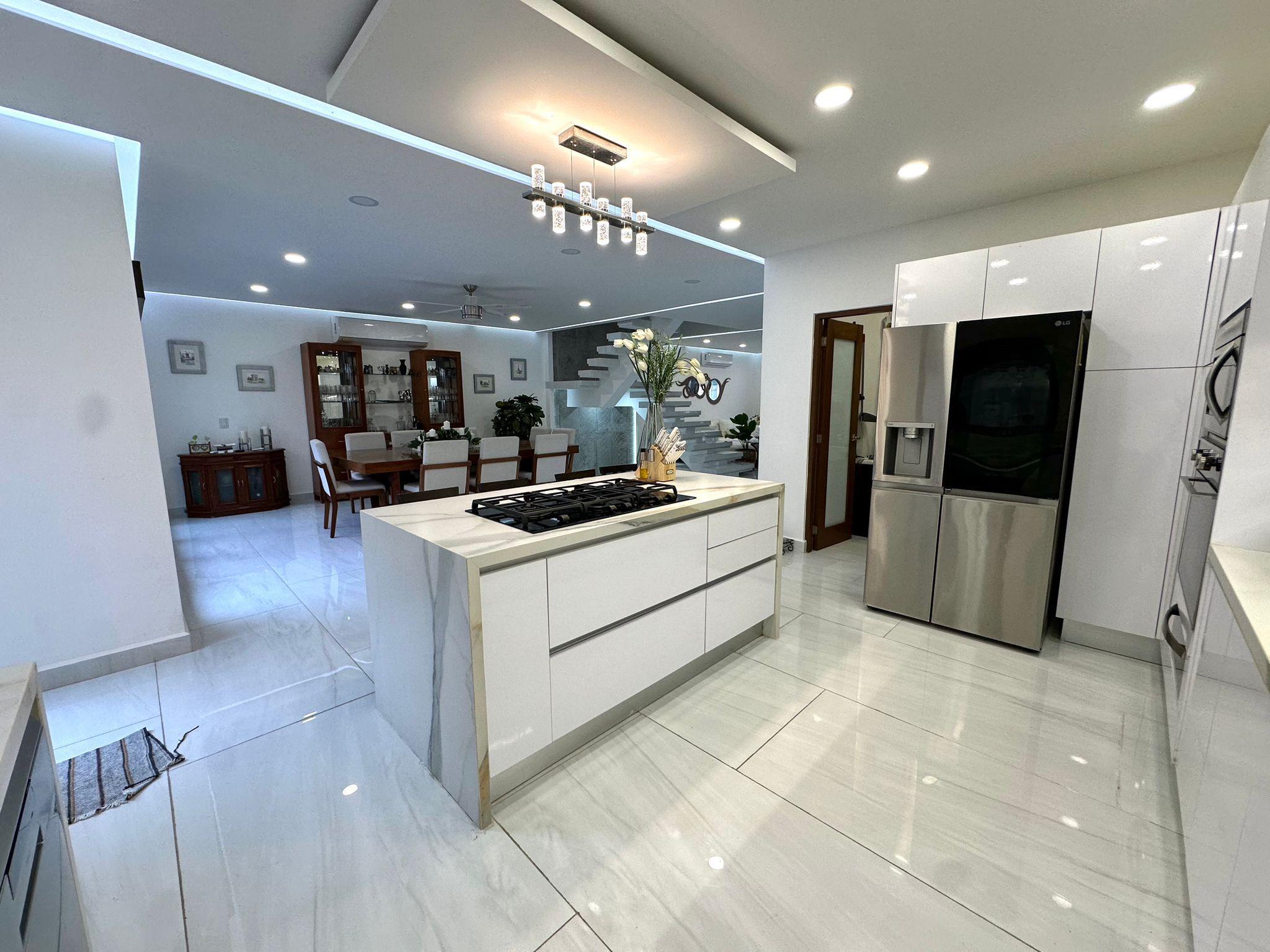 Casa Moderna en Venta en Vía Cumbres Cancún – 5 Recámaras, Alberca Privada y Roof Garden