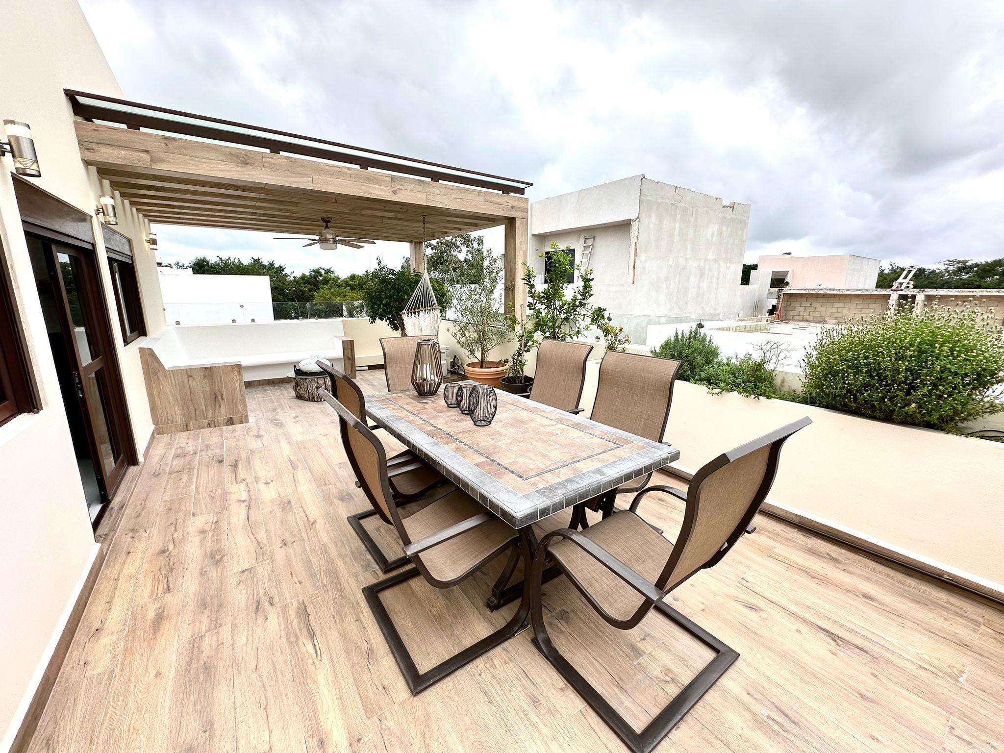 Casa Moderna en Venta en Vía Cumbres Cancún – 5 Recámaras, Alberca Privada y Roof Garden