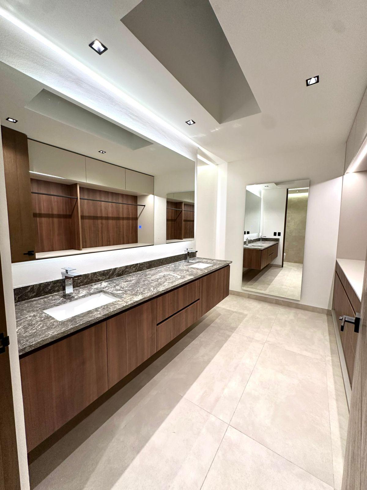 Casa de Lujo en Esquina con Alberca y Rooftop en Residencial Vía Cumbres, Cancún