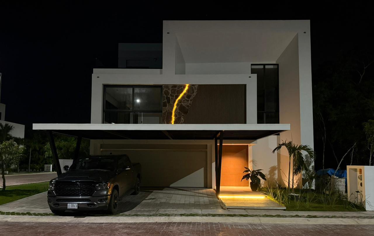 Casa de Lujo en Esquina con Alberca y Rooftop en Residencial Vía Cumbres, Cancún
