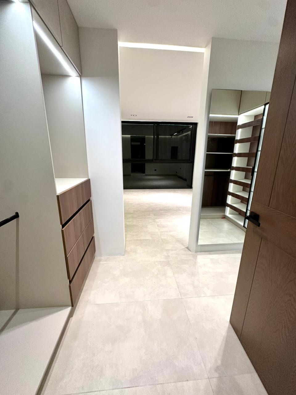 Casa de Lujo en Esquina con Alberca y Rooftop en Residencial Vía Cumbres, Cancún