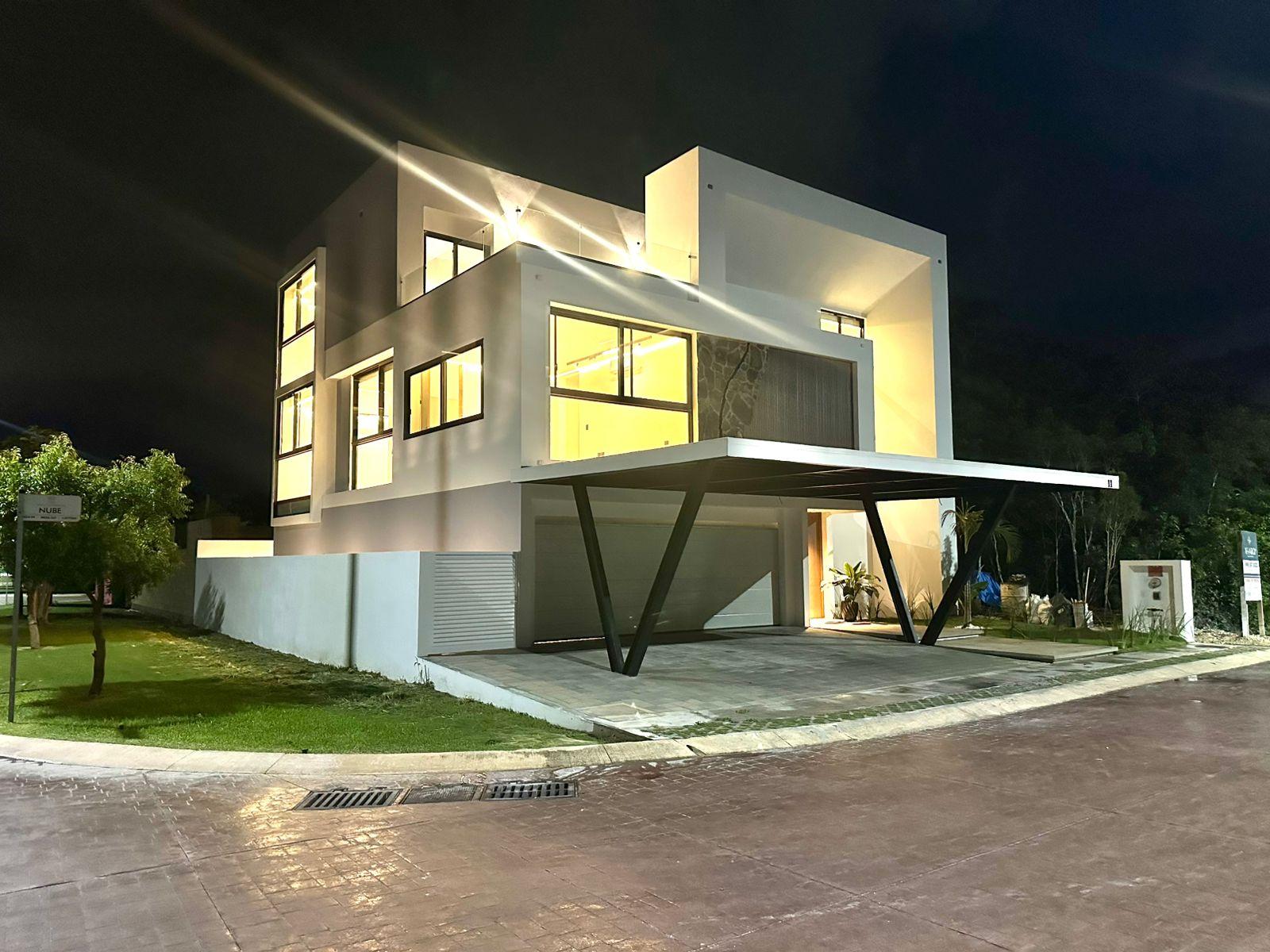 Casa de Lujo en Esquina con Alberca y Rooftop en Residencial Vía Cumbres, Cancún