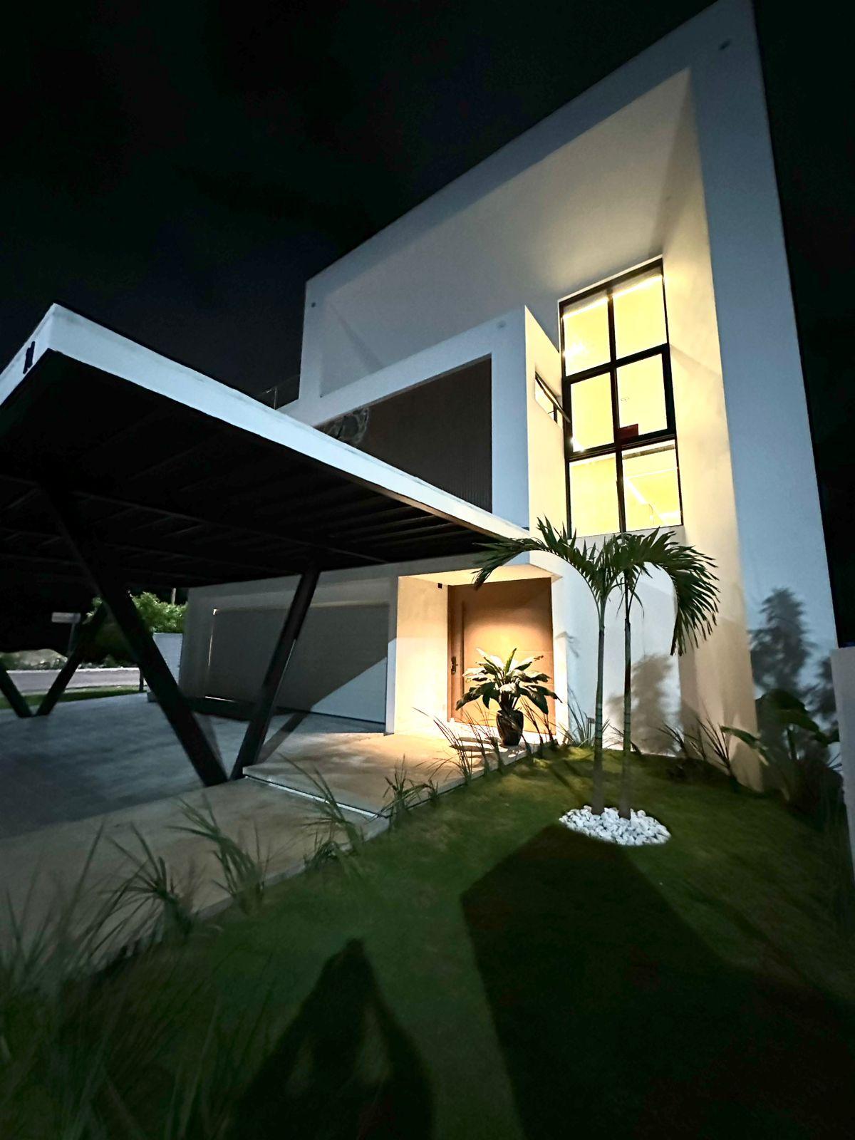 Casa de Lujo en Esquina con Alberca y Rooftop en Residencial Vía Cumbres, Cancún